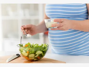 Ilustracja artykułu ser feta w ciąży – czy można go bezpiecznie jeść w ciąży?