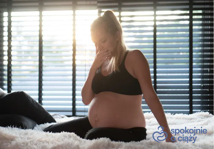 Kobieta w ciąży mająca zgagę, a także zgaga w ciąży, jej przyczyny i metody zapobiegania