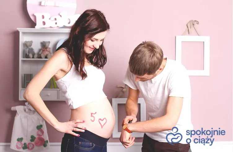 Para ciesząca się z ciąży, a także 5 miesiąc ciąży oraz przebieg i zalecenia