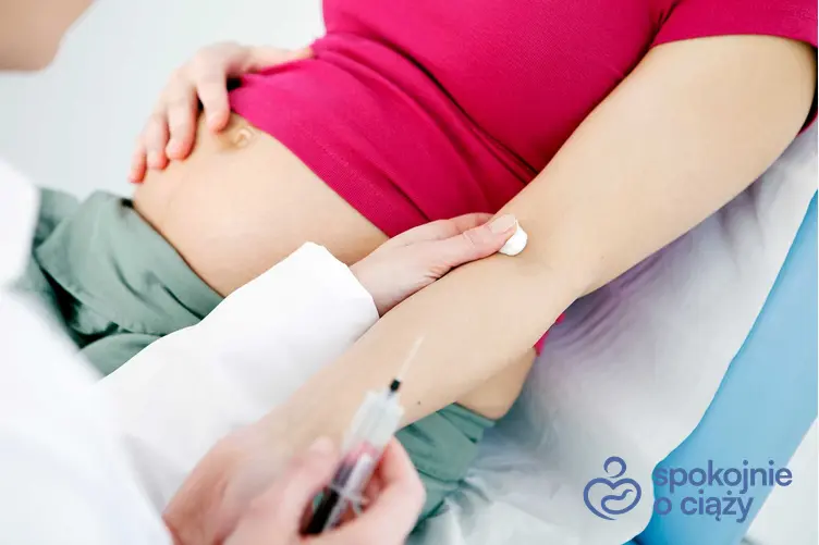 Kobieta w ciąży podczas badań z krwi, a także CRP w ciąży oraz co to za badanie i wynik