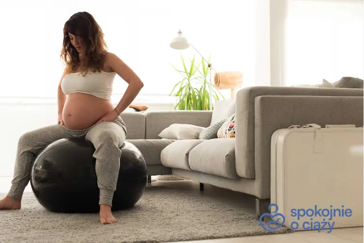 Kobieta w ciąży na piłce, a także ciąża donoszona od którego tygodnia