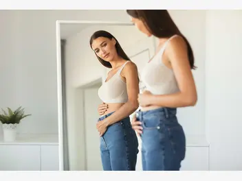 Ilustracja artykułu kiedy widać brzuch w ciąży? położna wyjaśnia