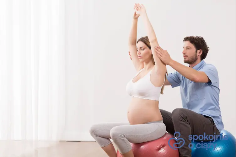 Mężczyzna ćwiczący na piłce z żoną w ciąży, a także szkoła rodzenia krok po kroku, jej wady i zalety
