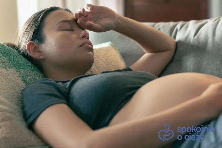 Kobieta w zaawansowanej ciąży z dużym brzuchem trzymająca się za głowę, a także ból głowy w ciąży krok po kroku
