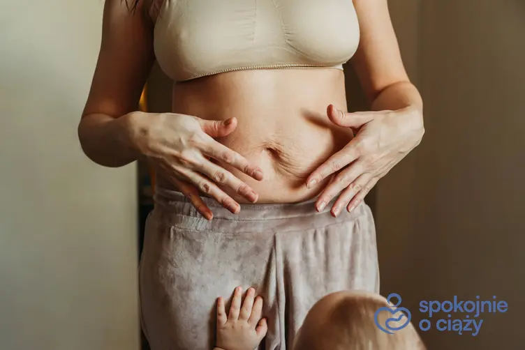 Kobieta po ciąży trzymająca się za brzuch oraz małe dziecko, a także jak wygląda brzuch po ciąży