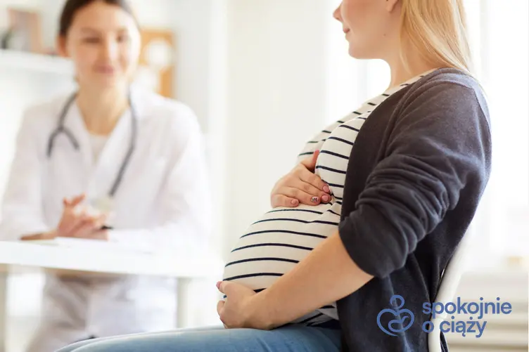 Kobieta w zaawansowanej ciąży z dużym brzuchem na wizycie u lakarki, a także cytologia w ciąży