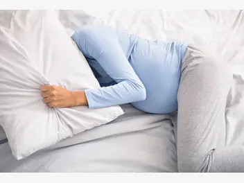 Ilustracja artykułu spanie na brzuchu w ciąży - czy to bezpieczne dla dziecka?