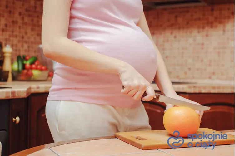 Kobieta w zaawansowanej ciąży krojąca grejpfruta na desce, a także grejpfrut w ciąży krok po kroku