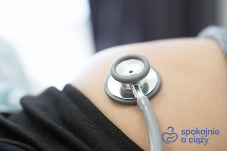 Kobieta w ciąży ze stetoskopem na brzuchu, a także 8 tydzień ciąży krok po kroku