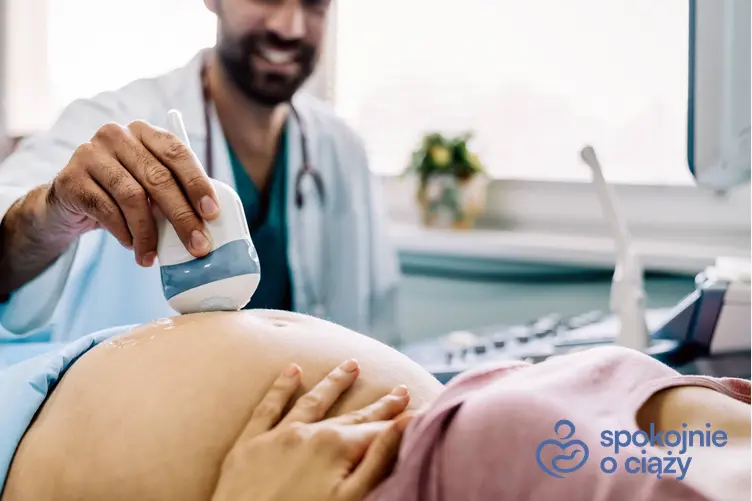 Kobieta w zaawansowanej ciąży leżąca na łóżku podczas badania USG, a także porady, jak wywołać poród