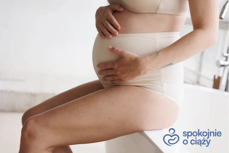 Kobieta w zaawansowanej ciąży siedząca i trzymająca się za brzuch, a także upławy w ciąży krok po kroku