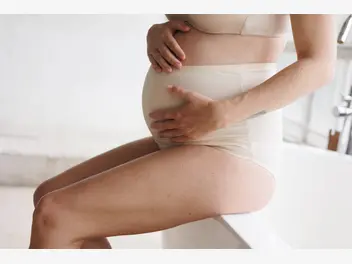 Ilustracja artykułu upławy w ciąży – położna wyjaśnia, przyczyny i skutki
