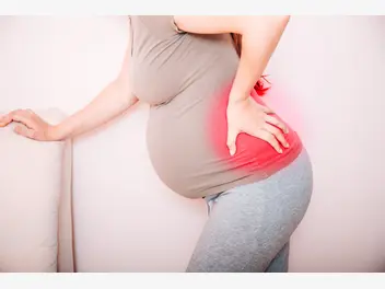 Ilustracja artykułu rwa kulszowa w ciąży – położna radzi, jak sobie z nią radzić
