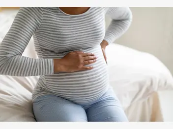 Ilustracja artykułu ból żołądka w ciąży - co może oznaczać i jak sobie z nim radzić?