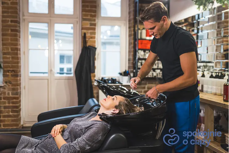 Kobieta w ciąży podczas wizyty u fryzjera, a także porady, czy farbowanie włosów w ciąży jest bezpieczne
