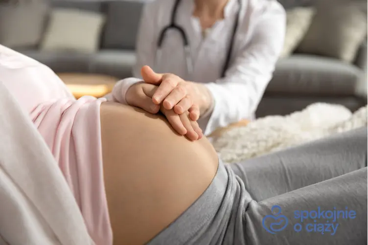 Kobieta w zaawansowanej ciąży podczas wizyty u lekarza, a także TSH w ciąży krok po kroku