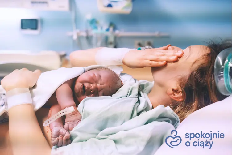 Kobieta z noworodkiem w szpitalu od razu po porodzie, a także pochwa po porodzie siłami natury krok po kroku