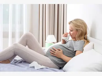 Ilustracja artykułu jak leczyć katar w ciąży? położna doradza, co można zrobić