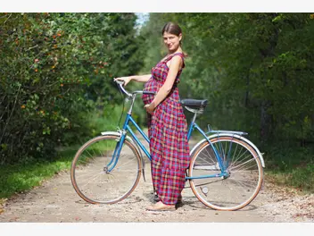 Ilustracja artykułu czy w ciąży można jeździć na rowerze? położna wyjaśnia