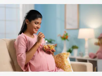 Ilustracja artykułu czego nie można jeść w ciąży? położna wskazuje produkty
