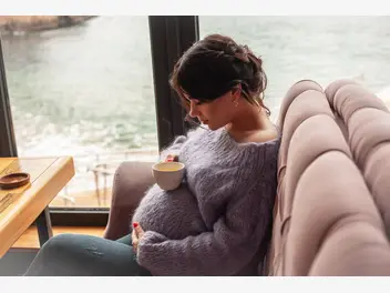 Ilustracja artykułu melisa w ciąży - położna wyjaśnia, czy i jak można ją pić