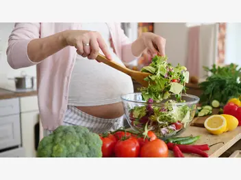 Ilustracja artykułu zakazane owoce i warzywa w ciąży - położna zdradza, co może szkodzić