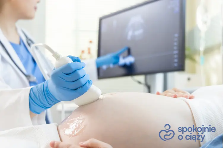 Kobieta w ciąży podczas badania USG w gabinecie, a także porady, jakie badania w ciąży wykonać