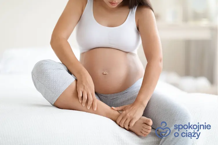 Kobieta w zaawansowanej ciąży trzymająca się za bolące nogi, a także heparyna w ciąży