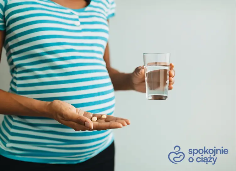 Kobieta w ciąży trzymająca tabletkę i szklankę wody, a także DHA w ciąży krok po kroku