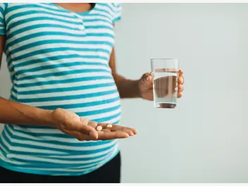 Ilustracja artykułu dha w ciąży – zalecana dawka, od którego tygodnia suplementować?
