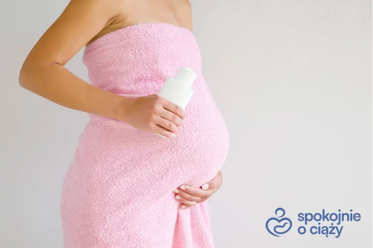 Kobieta w zaawansowanej ciąży owinięta ręcznikiem, a także płyn do higieny intymnej w ciąży krok po kroku