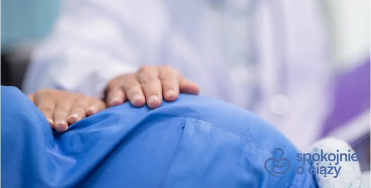 Lekarz trzymający dłoń na brzuchu kobiety w zaawansowanej ciąży, a także glukoza w moczu w ciąży bez tajemnic