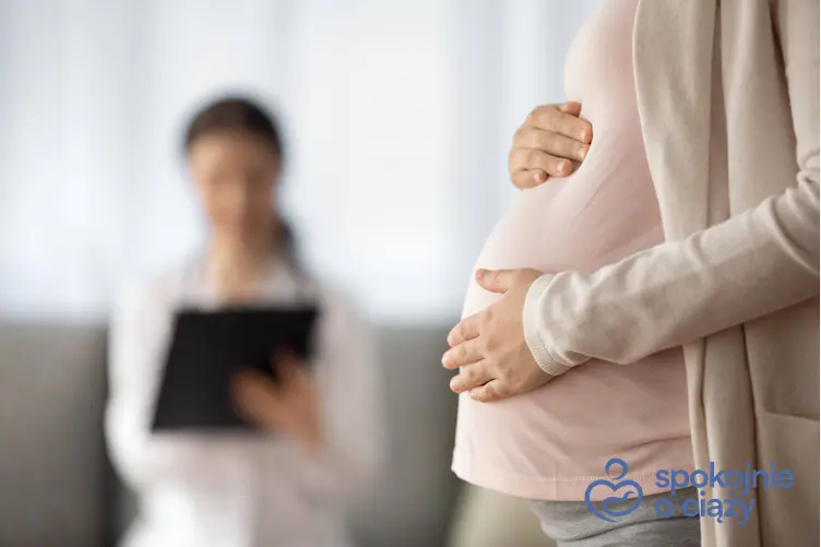 Kobieta w ciąży trzymająca się za brzuch podczas wizyty u lekarza, a także owsica w ciąży krok po kroku
