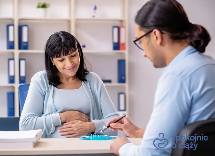 Kobieta w zaawansowanej ciąży podczas wizyty u lekarza, a także owsica w ciąży bez tajemnic