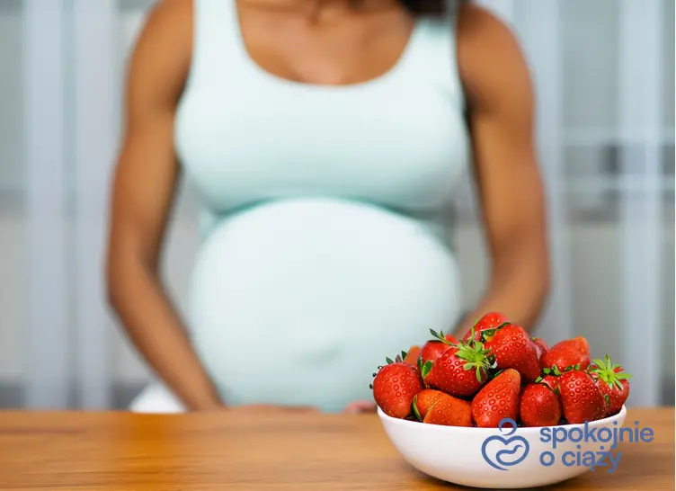 Kobieta w zaawansowanej ciąży przed miską truskawek, a także truskawki w ciąży krok po kroku