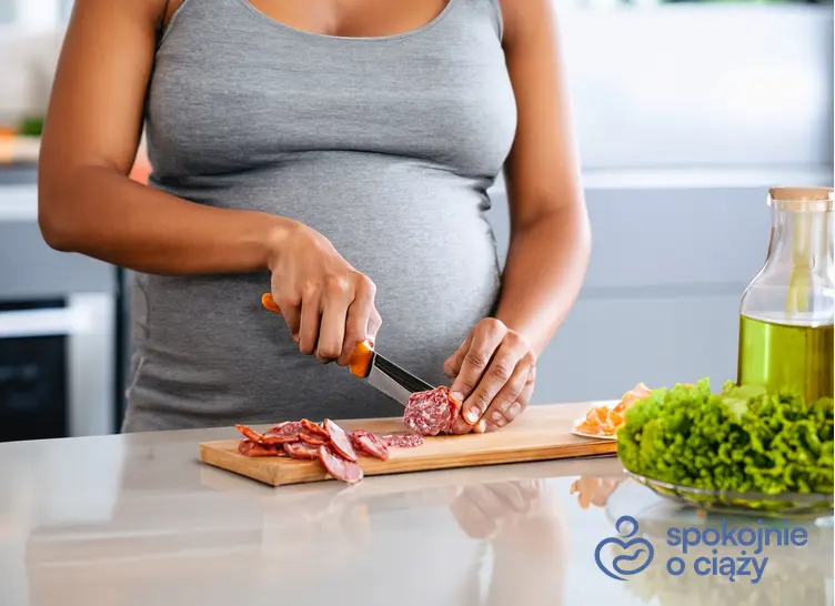 Kobieta w ciąży podczas krojenia salami na desce, a także salami w ciąży krok po kroku
