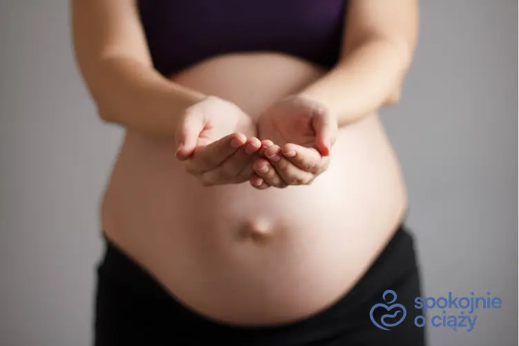 Kobieta w ciąży z wyeksponowanym brzuchem, a także co oznacza dziwny kształt brzucha w ciąży