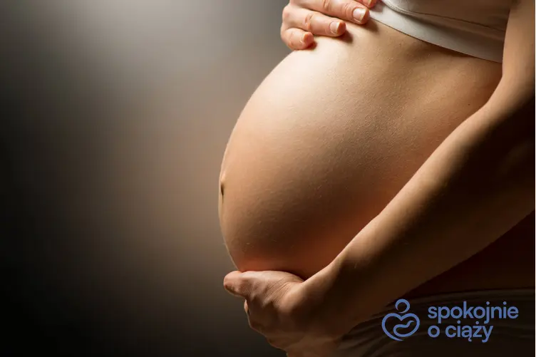 Kobieta w zaawansowanej ciąży trzymająca się za brzuch, a także dziwny kształt brzucha w ciąży