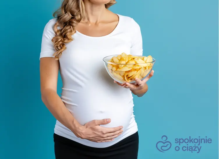 Kobieta w zaawansowanej ciąży trzymająca miskę z chipsami, a także chipsy w ciąży krok po kroku