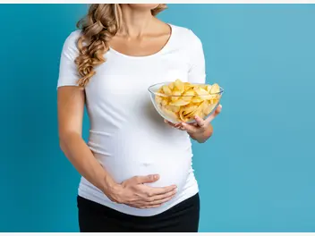 Ilustracja artykułu chipsy w ciąży - czy mogą zaszkodzić dziecku? położna wyjaśnia