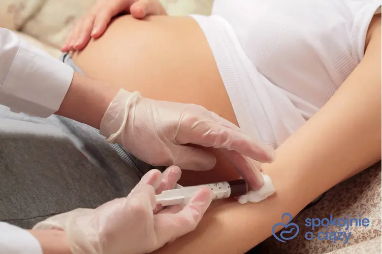 Kobieta w zaawansowanej ciąży podczas pobierania krwi do badań, a także wysoki cukier na czczo w ciąży