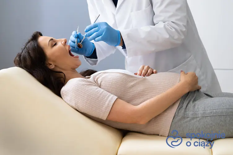 Kobieta w zaawansowanej ciąży podczas wizyty u dentysty, a także wizyta u dentysty w ciąży bez tajemnic