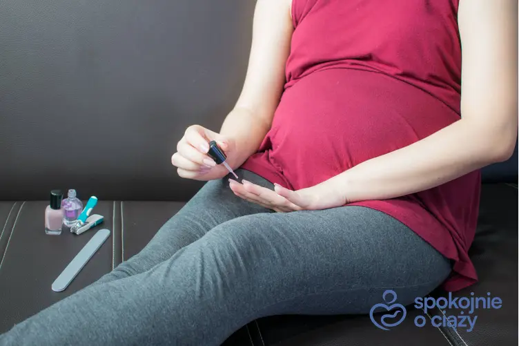 Kobieta w zaawansowanej ciąży podczas malowania paznokci, a także hybryda w ciąży bez tajemnic