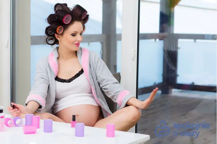 Kobieta w zaawansowanej ciąży podczas malowania paznokci, a także hybryda w ciąży krok po kroku