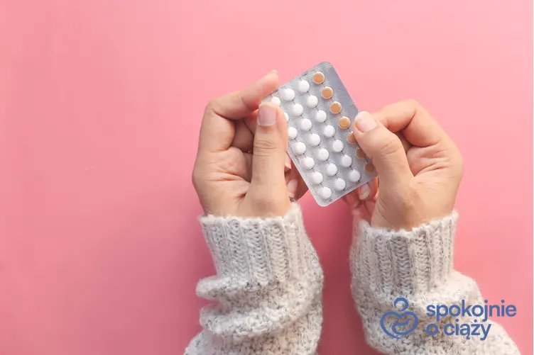 Kobieta trzymająca tabletki antykoncepcyjne w dłoniach, a także tabletki antykoncepcyjne a ciąża