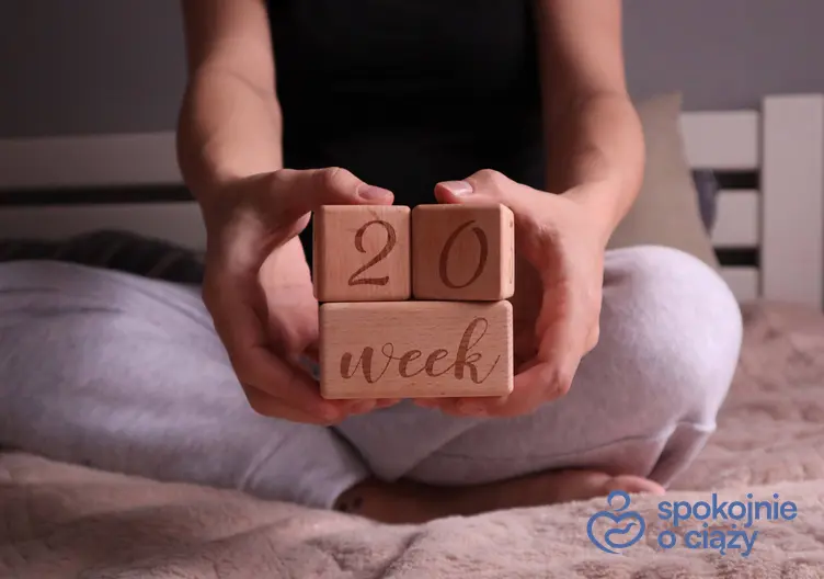 Kobieta w ciąży z brzuchem i z cyferkami, a także 20 tydzień ciąży krok po kroku