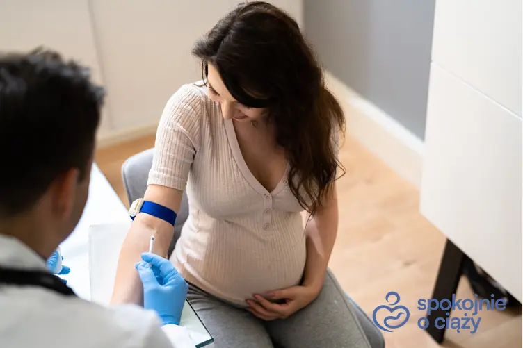 Kobieta w zaawansowanej ciąży podczas pobrania krwi, a także rodzaje badań prenatalnych