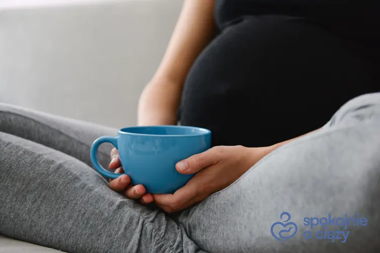 Kobieta w zaawansowanej ciąży trzymająca kubek, a także herbata miętowa w ciąży