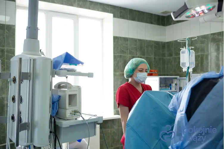 Kobieta asystująca podczas porodu w szpitalu, a także resztki łożyska w macicy po porodzie