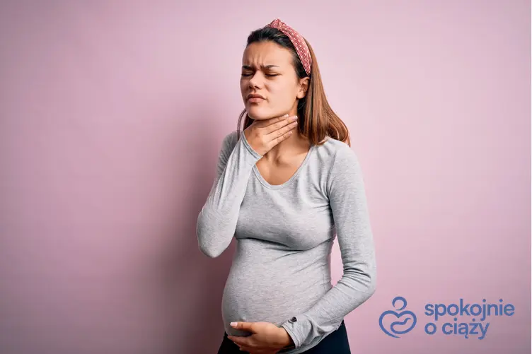 Kobieta w ciąży odczuwająca ból gardła i trzymająca się za szyję, a także tabletka na gardło w ciąży